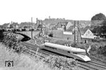 Schon bei einer der zahlreichen Präsentationsfahrten des Kruckenberg'schen Schienenzeppelins im Jahr 1931 wusste ein unbekannter Fotograf die Fotostelle mit der Sparrenburg in Bielefeld zu nutzen (vgl. auch Bild-Nr. 57334). Unzählige Schaulustige auf der Brücke und am Bahndamm wohnen dem außergewöhnlichen Ereignis bei - heute unvorstellbar. Die Strecke würde wegen "Personen im Gleis" sofort gesperrt werden. (1931) <i>Foto: Privatfoto</i>
