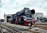 23 1097 wurde am 31.07.1959 beim Bw Leipzig Süd in Dienst gestellt und am 31.08.1978 beim Bw Wustermark Rbf abgestellt. Ein westdeutscher Privatmann erwarb die Lok am 7. November 1981 für den Verein "Historische Eisenbahn Frankfurt e.V." und ließ sie in den Westen überführen. Die Lok wurde dem Verein als nicht betriebsfähiges Ausstellungsstück zur Verfügung gestellt. Zunächst wurde die Lok im Bw Wiesbaden hinterstellt und später nach nach Mainz-Bischofsheim überführt. 1996 kam sie die Obhut der BSW-Freizeitgruppe "IG 58 3047" im Bw Glauchau, die sie wieder in Betrieb nahm. (1982) <i>Foto: Reinhold Palm</i>