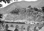 Eine P 10 (Baureihe 39) überquert das Hornberger Viadukt, eine 1924/25 errichtete Gewölbebrücke der Badischen Schwarzwaldbahn, die das Reichenbachtal in Hornberg überspannt. Es ist der einzige Viadukt der Schwarzwaldbahn. Es ist 150 m lang, 24 m hoch und besitzt sieben Bögen von je 14,50 m lichter Weite, die auf sechs Pfeilern und zwei mächtigen Widerlagern ruhen.  (1938) <i>Foto: RVM</i>