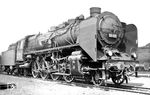 39 025 war am 14.12.1928 vom Bw Kassel Bahndreieck an die Rbd Dresden, Bw Leipzig Hbf Nord abgegeben worden. Inzwischen beim Bw Dresden-Altstadt beheimatet, konnte der bekannte Dresdener Fotograf Werner Hubert die Lok in ihrer neuen Heimatdienststelle ablichten. Von Werner Hubert sind nur wenige Originalaufnahmen erhalten geblieben, mehr als 3000 Glasplatten wurden bei den Angriffen auf Dresden im Februar 1945 vernichtet.  (30.07.1933) <i>Foto: DLA Darmstadt (Hubert)</i>