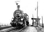55 3561 (Bw Erfurt) ist mit einer elektrischen Ablaufsignalanlage zum drahtlosen Rangieren ausgerüstet. Vorne an der Lok befindet sich die Rangierfunkantenne. Der Dipol war manuell drehbar, das Kabel führte zum Führerstand und damit zur Sprechanlage der Lok. Um die Verbindung zwischen Lokführer der Rangierlok und dem Rangierleiter zu vervollkommnen, hatte die DRG die drahtlose Telegraphie- und Telephonie eingeführt. Die Rangierfunkversuche fanden mit 55 3561 und 55 3686 auf dem Erfurter Güterbahnhof statt, kamen aber anscheinend nicht über das Versuchsstadium hinaus. (1931) <i>Foto: RVM</i>