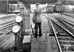 Die örtliche Aufsicht gibt der Lichtenberger 93 048 im Bahnhof Lichtenberg-Friedrichsfelde einen Rangierauftrag. Im Vordergrund eine neuartige Bremsprobeanlage. (1930) <i>Foto: RVM</i>