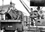 94 610 wird im Heimat-Bw Düsseldorf-Derendorf bekohlt. Links die Gieblwand vom Rechtecklokschuppen der später stillgelegten alten Bw-Anlage.  (1931) <i>Foto: RVM</i>