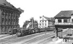 Auch eine Art von Werbelok: Die Langerfelder 39 009 verlässt mit zeitgenössischer Parole zum Maifaiertag vor E 158 den Bahnhof Wuppertal-Elberfeld. Das Motto „Arbeit adelt“ sollte den 1935 eingeführten und streng militärisch organisierten „Reichsarbeitsdienst“ aufwerten, den jeder junge Mann für sechs Monate absolvieren musste. (01.05.1935) <i>Foto: DLA Darmstadt (Bellingrodt)</i>