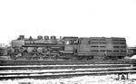 T 18 1001 vom Bw Hamm (Westf) in der klassischen Standardaufnahme links im Bw Köln Bbf. Die Lok entstand 1924 bei Krupp und besaß eine über dem vorderen Drehgestell eingebaute quer zur Fahrtrichtung liegende sechsstufige Dampfturbine der Bauart Krupp-Zoelly. Die Kraft wurde über ein Zahnradgetriebe und eine Blindwelle auf die Kuppelräder übertragen. Für die Rückwärtsfahrt hatte die Lokomotive eine zweite, kleinere, dreistufige Turbine. Tatsächlich stellte sich bei Versuchsfahrten eine große Ersparnis gegenüber konventionellen Lokomotiven heraus. Nach den Probefahrten wurde die Lokomotive umgebaut: Die Turbine für Rückwärtsfahrt wurde entfernt und durch eine auf ein Wendegetriebe arbeitende Anfahr- und Rangierturbine ersetzt. Mit dem Kondenstender der Bauart 2'2' T 19,5 war die Lok von Anbeginn ausgerüstet.  (24.01.1931) <i>Foto: DLA Darmstadt (Bellingrodt)</i>