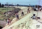 Der Berliner Außenring wurde von der DDR aus strategischen Gründen zwischen 1951 und 1961 unter Einbeziehung einiger älterer Streckenabschnitte (Güteraußenring, Umgehungsbahn) erbaut und ermöglichte die Umfahrung des West-Berliner Gebiets. Ohne die Fertigstellung des Außenringes wäre es verkehrstechnisch nicht möglich gewesen, die Berliner Mauer zu errichten. Hier wird an der Verbindungskurve Werder-Golm oder Golm-Potsdam gebaut, wo auch das vermeintlich "schwache Geschlecht" tatkräftig mithalf. (1956) <i>Foto: Historische Sammlung der Deutschen Bahn AG</i>
