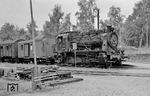 Die Bahnstrecke Görlitz – Weißenberg war eine eingleisige Nebenbahn, die von 1903 bis 1945 von der Görlitzer Kreisbahn betrieben wurde. Nach dem Zweiten Weltkrieg kam der westlich der Lausitzer Neiße gelegene Teil Niederschlesiens zum Land Sachsen. Als Privatbahn wurde das (mehrheitlich in öffentlicher Hand befindliche) Unternehmen am 1. Juli 1946 zugunsten des Landes Sachsen enteignet und der Deutschen Reichsbahn am 31. März 1947 zur Verwaltung übergeben; die offizielle Eingliederung erfolgte am 11. Mai 1948. Die drei ELNA-Loks wurden fortan als Baureihe 92.29 bezeichnet. 92 2903 (ex Lok 183) wurde mit einem Personenzug in Königshain-Hochstein angetroffen. (24.07.1968) <i>Foto: Gerhard Moll</i>