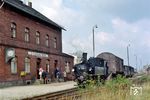 99 1568 in Schönheide Mitte. Der Bahnhof war die größte Zwischenstation des 1893 eröffneten Abschnitts von Saupersdorf ob Bf nach Wilzschhaus. Neben einem Empfangsgebäude, Wirtschaftsgebäude, Güterschuppen und Kohleschuppen wurde auch ein vierständiges zweigleisiges Heizhaus gebaut. Ein erstes bis in die 1920er Jahre genutztes Anschlussgleis zu einer Baufirma entstand 1895, dabei erhielt der Bahnhof ein weiteres Bahnhofsgleis. Ein zweites Anschlussgleis zu einer Gießerei wurde 1920 gebaut, dieser Anschluss wurde bis zur Betriebseinstellung 1977 bedient.  (1975) <i>Foto: Karsten Risch</i>