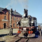 99 1585 restauriert in Schönheide Süd. Der Bahnhof Schönheide Süd (bis 1950: Wilzschhaus) war der Spurwechselbahnhof zur Bahnstrecke Chemnitz – Aue – Adorf. Er lag ohne Bezug zur Ortschaft Schönheide im Muldental, lediglich der kleine namensgebende Schönheider Ortsteil Wilzschhaus befand sich in der Nähe. Nach der Stilllegung der Schmalspurbahn wurde der schmalspurige Bahnhofsteil 1979 abgebaut. Die normalspurigen Anlagen wurden hingegen noch bis 1995 genutzt. (1975) <i>Foto: Karsten Risch</i>