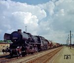 52 9576 (Bw Senftenberg) wurde am 30.08.1957 aus 52 2576 (Henschel, Baujahr 1943) auf Kohlenstaubfeuerung umgebaut und vom Fotografen im Bahnhof Calau im Schnittpunkt der Bahnstrecken Lübbenau – Kamenz und Halle – Cottbus angetroffen.  (1974) <i>Foto: Karsten Risch</i>