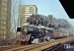 Die Stralsunder 03 0059 kachelt mit Ex 316 von Berlin Zoo nach Malmö durch den Bahnhof Berlin-Bellevue. Im Hintergrund befindet sich das Hansaviertel, das eine Bevölkerunsgdichte von 11.000 Einwohner/km² aufweist.  (1975) <i>Foto: Karsten Risch</i>
