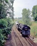 01 0505 (Bw Wittenberge) passiert mit D 337 aus Hamburg die Grenzanlagen in Berlin-Griebnitzsee. (1976) <i>Foto: Karsten Risch</i>