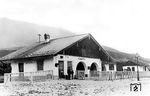Der Haltepunkt Kainzenbad lag direkt an der Olympia-Sprungschanze im Stadtgebiet von Garmisch-Partenkirchen an der Strecke nach Mittenwald. Am 6. Februar 1936 traf hier der Regierungssonderzug mit den NS-Größen zur Eröffnung der Winterolympiade ein. Der letzte offizielle Zug hielt hier am 03. Juni 1984, das Gebäude wurde 2011 abgerissen.  (1936) <i>Foto: RVM</i>