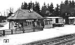Der Haltepunkt St. Ottilien an der Ammerseebahn von Mering (bei Augsburg) nach Weilheim wurde nur für das zur Gemeinde Eresing gehörende Kloster Sankt Ottilien errichtet. Das 1898 errichtete erste Empfangsgebäude in Form einer Wellblechhütte wurde zur Zeit des Ersten Weltkriegs durch diesen Holzbau ersetzt, der wiederum 1939 durch ein gemauertes eingeschossiges Empfangsgebäude mit Satteldach im Heimatstil ersetzt wurde.  (1931) <i>Foto: RVM</i>