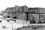 Der Bahnhof Flensburg wurde am 1. Dezember 1927 eingeweiht und ersparte das Kopfmachen der Züge im alten Flensburger Bahnhof (vgl. Bild-Nr. 34119). Von hier aus führen Strecken nach Kiel, Hamburg über Schleswig und Neumünster sowie Richtung Fredericia in Dänemark.  (1928) <i>Foto: RVM</i>