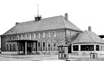 Der Bahnhof Stralsund-Rügendamm, in unmittelbarer Nähe zur Ziegelgrabenbrücke. Er wurde zusammen mit dem Rügendamm am 5. Oktober 1936 eröffnet. (1936) <i>Foto: RVM</i>