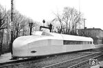 Der 1932 umgebaute Schienenzeppelin, der jetzt vorne ein Drehgestell besitzt und über ein Hydraulikgetriebe von einem Dieselmotor angetriebenen wird, auf einer seiner zahlreichen Präsentationsfahrten im Bahnhof Friedrichsruh bei Hamburg.  (1933) <i>Foto: Walter Hollnagel</i>