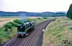 Die letzten Kilometer in die Heimat legte 02 0201 dann Lz zurück, hier zwischen dem ehemaligen Bk Unterhartmannsreuth und der Landesgrenze bei Gutenfürst. (21.08.1985) <i>Foto: Wolfgang Bügel</i>