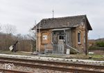 Das Wärterstellwerk "W1" (ehem. "Mob") ist wie der Fdl in Dessau-Mosigkau ein mechanisches der Bauform Jüdel. Es liegt am Ende des Bahnhofes in Richtung Dessau. Seine Tage sind allerdings gezählt, noch im Sommer 2019 wird es mit Inbetriebnahme des Estw Dessau außer Betrieb gehen.  (03.03.2019) <i>Foto: Ralf Opalka</i>