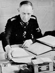 Fahrmeister Hermann Röhrs in Berlin Potsdamer Bf. Neben der Diensteinteilung und der Personalbuchführung oblag dem Fahrmeister auch die Dienstplanerstellung. (1941) <i>Foto: RVM</i>