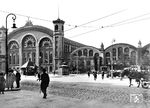 Der Stettiner Bahnhof in Berlin war bis 1952 Ausgangspunkt der Strecke nach Stettin in Pommern (heute: poln. Szczecin). Er lag im Norden der Innenstadt an der Invalidenstraße im Bezirk Mitte. 1950 wurde der Stettiner Bahnhof in Nordbahnhof umbenannt. Die Schließung des Stettiner Bahnhofs am 18. Mai 1952 bedeutete das vorläufige Ende des Bahnbetriebs der Stettiner Bahn im Westteil Berlins. Die Züge wurden danach über den Berliner Außenring zum Bahnhof Berlin-Lichtenberg und zur Berliner Stadtbahn geführt. (1928) <i>Foto: RVM</i>