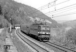 DR 242 199 schiebt den P 8742 nach Dresden am Bk Strand zwischen Rathen und Königstein. (14.05.1979) <i>Foto: Hans-Joachim Simon (Archiv Ludger Kenning)</i>