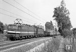DR 242 233 (Bw Reichenbach) und 242 097 (Bw Karl-Marx-Stadt) mit einem Wismutzug bei Glauchau-Schönbörnchen. (30.09.1975) <i>Foto: Hans-Joachim Simon (Archiv Ludger Kenning)</i>