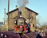 99 1568 steht vor dem Schönheider Lokschuppen, links führt das Streckengleis nach Stützengrün vorbei. (02.1978) <i>Foto: Karsten Risch</i>