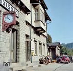 Siesta in Alexisbad. Im Jahr 1888 erreichte die meterspurige Gernrode-Harzgeroder Eisenbahn das Örtchen Alexisbad. Ursprünglich gab es nur ein kleines Dienstgebäude mit Wartehalle. 1889 wurde Alexisbad zum Trennungsbahnhof, als die – später bis Hasselfelde verlängerte – Strecke Richtung Silberhütte errichtet wurde. Durch den Anschluss an die Eisenbahn erlebte der Fremdenverkehr in Alexisbad, der wegen der schlechten Verkehrsverhältnisse zuvor zurückgegangen war, eine neue Blüte. 1959 wurde auf der Selketalbahn der vereinfachte Nebenbahndienst eingeführt, der Zugleiter wurde im Bahnhof Alexisbad stationiert. Im Jahr 2004 wurde die Selketalbahn dem Zugleitbereich Nordhausen Nord zugeordnet und der Zugleiterposten in Alexisbad aufgehoben. Die Fahrkartenausgabe wurde 2014 geschlossen. (1979) <i>Foto: Karsten Risch</i>