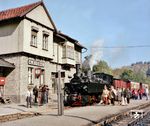 Mit Ankunft des Zuges aus Gernrode kommt Leben in den Bahnhof Alexisbad. (1979) <i>Foto: Karsten Risch</i>
