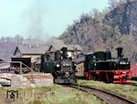 Im Betriebsbahnhof Wolkenstein wartet 99 1568 auf den nächsten Einsatz. Zum Zeitpunkt der Aufnahme war die Schmalspurbahn nach Jöhstadt schon stark stilllegungsgefährdet. Ein Jahr später, im Frühjahr 1982 begann dann auch die Demontage der Bahn. Lediglich ein Reststück zum Kühlschrankwerk in Niederschmiedeberg hielt sich noch bis 1986. Die daneben stehende 99 1582 erhielt 1992 sogar noch eine DB-Computernummer (099 708) und wurde an Museumsbahn Schönheide verkauft. (04.1981) <i>Foto: Karsten Risch</i>
