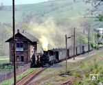 99 1568 ist mit ihrem Personenzug aus Wolkenstein in Steinbach eingetroffen und ergänzt dort vor der Weiterfahrt nach Jöhstadt ihre Wasservorräte. (04.1981) <i>Foto: Karsten Risch</i>