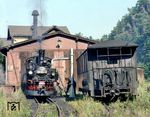 Kurze Pause auch für das Personal beim Wassernehmen der 99 1561 in Wolkenstein. (1982) <i>Foto: Karsten Risch</i>
