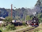 99 1561 mit einem Personenzug nach Jöhstadt in Wolkenstein. Am Freitag, dem 13. Januar 1984, verkehrten die letzten Reisezüge zwischen Niederschmiedeberg und Jöhstadt, nachdem die zuständige Bahnmeisterei die Verantwortung für einen Weiterbetrieb auf den maroden Gleisen nicht mehr übernehmen wollte. Die Einstellung des Personenverkehrs auf dem Reststück zwischen Wolkenstein und Niederschmiedeberg folgte am 30. September 1984.  (1982) <i>Foto: Karsten Risch</i>