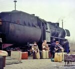 Pause am Filmset im Nordbahnhof Berlin Eberswalder Str. bei den Dreharbeiten zum Film "Der gelbe Stern", der in eindringlicher Form das Schicksal der Juden während des Dritten Reiches vermittelt. Die Wustermarker 52 2163 erhielt dafür die Betriebsnummer "52 163", die sogar als Lok in Ort und Zeit passte (Abnahme am 03.12.1942 in der RBD Posen). (1977) <i>Foto: Karsten Risch</i>