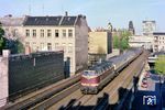 DR 118 298 (Bw Berlin Ostbf) mit D 342 nach Hannover auf der Berliner Stadtbahn kurz vor Savignyplatz. (1976) <i>Foto: Karsten Risch</i>