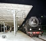 Nur freitags verkehrte der Autoreisezug D 1101 nach München Ost, der im 1976/77 noch mit einer Saalfelder 01.5 bespannt war. Im Bahnhof Berlin-Wannsee steht gegen 20.55 Uhr die 01 0521 für die Fahrt bis Probstzella bereit. (1976) <i>Foto: Karsten Risch</i>