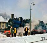94 1292 mit Zaungästen in Stützerbach, die wohl nicht wegen des Sonderzuges hierher gekommen waren. (18.02.1978) <i>Foto: Karsten Risch</i>