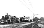18 322 (Bw Offenburg) und eine unbekannte Offenburger 01 restaurieren im Bw Basel Bad Bf. Die badische IV h, bisher Standardlok für den "Rheingold", wurde von 1930 an ab Mannheim durch die Baureihe 01 ersetzt. Bis 1935 waren schließlich alle Loks der Baureihe 18³ aus Offenburg abgezogen worden. Der am 15. Mai 1928 neu eingeführte FD 101/102 "Rheingold" nach/von Amsterdam hielt auf deutscher Seite nur in Karlsruhe, Mannheim, Mainz, Koblenz und Köln.  (1930) <i>Foto: DLA Darmstadt (Maey)</i>