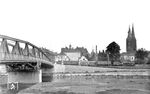 38 2704 vom Bw Paderborn mit P 1649 am Weserufer in Höxter vor den Türmen der Kilianikirche und des Rathauses (Bildmitte). (1936) <i>Foto: DLA Darmstadt (Bellingrodt)</i>