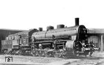 Die fünffach gekuppelte Vierzylinder-Verbund-Güterzuglok der bayerischen Gattung G 5/5 (Maffei, Abnahme: 05.09.1924) im Heimat-Bw Treuchtlingen. Die Maschine war der stärkste Fünfkuppler aller deutschen Länderbahnen und vermochte auf einer Steigung von fünf Promille rund 1.200 t mit einer Geschwindigkeit von 40 km/h zu ziehen. Damit war sie leistungsfähiger sowohl als die preußischen G 10 und G 12 wie auch die spätere Baureihe 50. (1937) <i>Foto: DLA Darmstadt (Maey)</i>