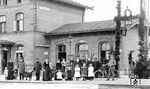 Der Bahnhof Patzetz (heute Sachsendorf) an der Bahnstrecke (Magdeburg-) Calbe - Köthen (-Leipzig). Die Bahnstrecke Magdeburg - Leipzig war die erste Eisenbahnstrecke, die 1840 durch mehrere Länder verlief: Vom Königreich Preußen (Magdeburg, Halle) durch das Herzogtum Anhalt-Köthen nach Sachsen (Leipzig). (1905) <i>Foto: RVM-Archiv</i>