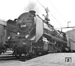 39 005 vom Bw Dresden-Altstadt verlässt den Leipziger Hbf. Die Lok besitzt noch ein Handrad zum Umsteuern der Fließrichtung im Vorwärmer. (1935) <i>Foto: RVM</i>