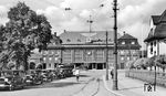 Nach der Rückkehr des Saargebiets in das Deutsche Reich im Jahre 1935, zeigten die Abstimmungsgewinner an öffentlichen Gebäuden wie hier dem Empfangsgebäude von Neunkirchen/Saar unverholen, wer die Wahl gewonnen hatte. Im Jahr 1923 entstand dieses neue Empfangsgebäude im Stil der Prämoderne, das am 27. Mai 1944 schwer beschädigt wurde. Zwischen 1946 und 1950 stellte man es in vereinfachter Form wieder her, das bis heute ohne wesentliche Änderungen erhalten geblieben ist. (1935) <i>Foto: RVM</i>