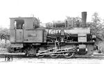 Kurz nach Übernahme der Meterspurbahn durch die Deutsche Reichsbahn-Gesellschaft porträtierte Hermann Maey im Bahnhof Mudau die 99 7204 gemäß den Richtlinien der DLA-Darstellungen zum Archivieren von Loktypenaufnahmen. Hier zunächst die Lokführerseite - natürlich mit Kuppelstangen unten. Die neu angebrachte Reichsbahnbeschilderung glänzt noch: "Deutsche Reichsbahn", "Rbd Karlsruhe", "Neckarelz" und "K 33.08", wobei das gemalte Nummernschild nicht der Norm entspricht. (1931) <i>Foto: DLA Darmstadt (Maey)</i>
