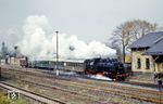 86 1056 (Bw Aue) verlässt mit einem Personenzug nach Crottendorf ob Bf den Bahnhof Schlettau, um nach 2 Kilometern in Walthersdorf auf die Strecke nach Crottendorf abzubiegen. Diese wurde in 1980er Jahren überregional bekannt, als letztmalig in Deutschland planmäßig alle Züge dort mit einer 86er befördert wurden. Diese Einsätze endeten erst 1988.  (26.10.1987) <i>Foto: Rolf Diesler</i>