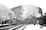 Die äußerlichen Bedingungen für die Schnellfahrt nach Berlin waren am 25. Februar 1936 nicht besonders gut, wie dieses Bild aus dem Hamburger Hauptbahnhof zeigt. Neben der bordeauxroten 05 002 steht rechts 78 187 vom Bw Altona und die LBE-Lok 23 (Zweitbesetzung), eine bei Henschel gebaute S 10², die 1938 als 17 310 (Zweitbesetzung) eingeordnet wurde. (25.02.1936) <i>Foto: Walter Hollnagel</i>