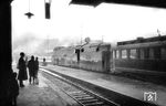 Unter den aufmerksamen Blicken der anwesenden Besucher wartet 05 002 im Hamburger Hauptbahnhof mit einem Versuchszug um 15.35 Uhr auf Ausfahrt nach Berlin.  (25.02.1936) <i>Foto: Walter Hollnagel</i>