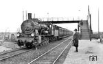 57 1011 (Bw Oebisfelde) fährt mit einem Personenzug durch den Haltepunkt Letter in Richtung Wunstorf. Die Gleise rechts von der Brücke gehören zum östlichen Ein- und Ausfahrbereich des Verschiebebahnhofs Seelze. Von der Brücke fertigte Rudolf Kreutzer auch zahlreiche bekannte Bilder an, so z.B. die durchfahrende 01 001 (vgl. Bild-Nr. 34365). (11.03.1930) <i>Foto: Rudolf Kreutzer</i>