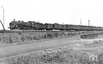 17 029 (Bw Deutzerfeld) fährt mit P 650 von Düsseldorf kommend an der Abzweigstelle "Berliner Straße" vorbei in Richtung Köln-Mülheim.  (1930) <i>Foto: DLA Darmstadt (Bellingrodt)</i>